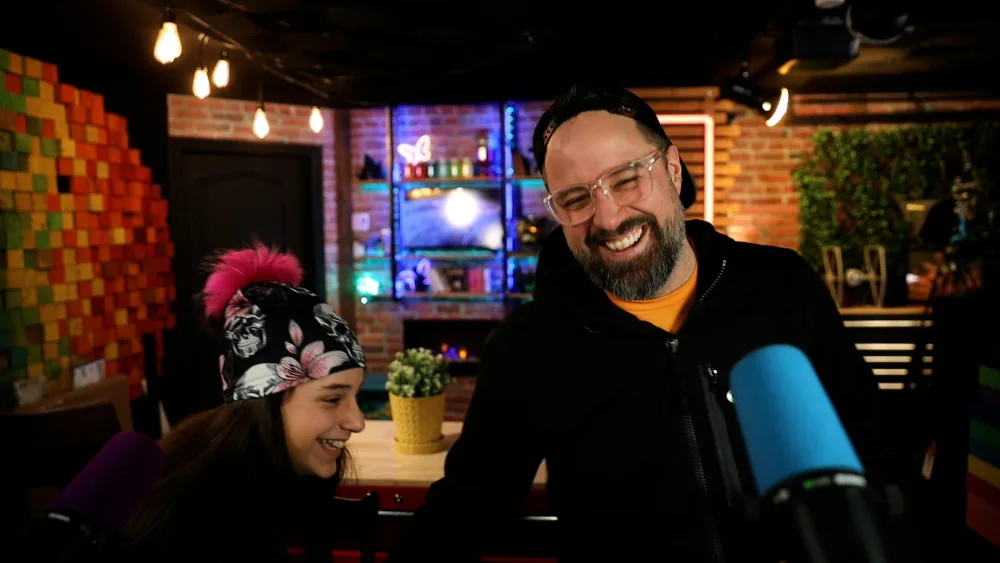 Patrice et une jeune participante en studio, devant un micro.